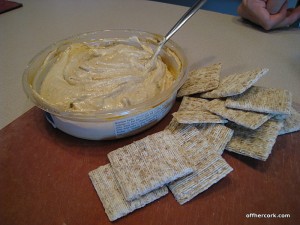 Hummus and crackers 
