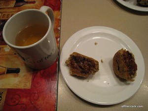 Tea and a muffin with jelly