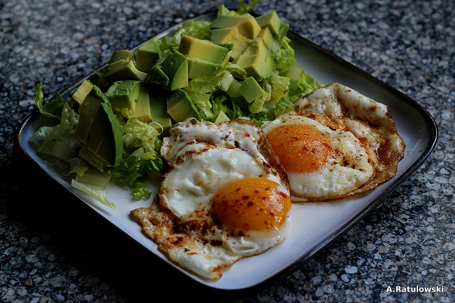 Fried eggs with avocado salad
