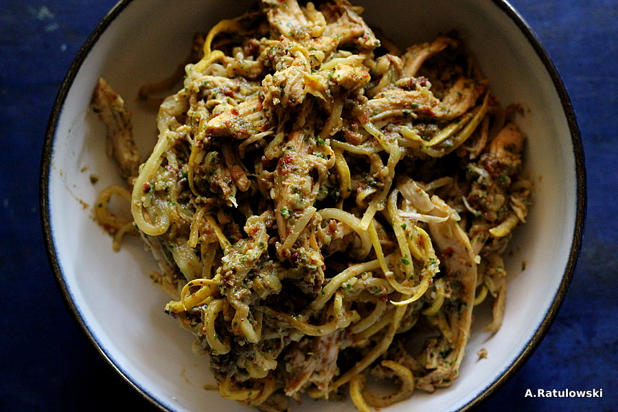 Squash noodles with pesto and chicken